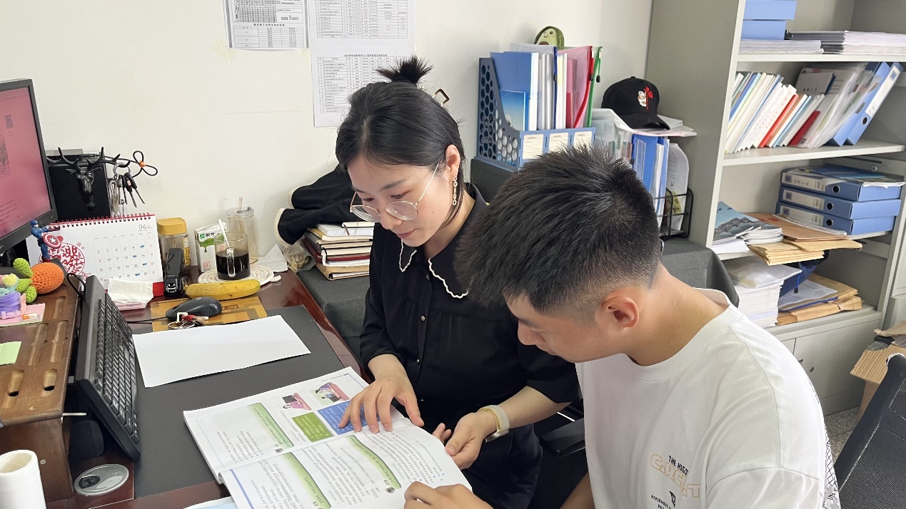 图片包含 室内, 人, 桌子, 男人描述已自动生成