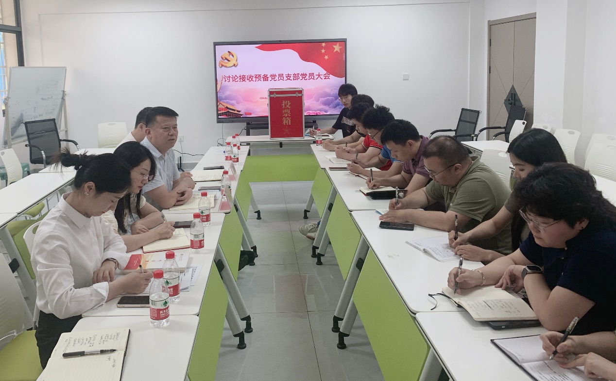 一群人在桌子边描述已自动生成