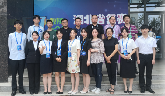 一群人站在一起合影描述已自动生成