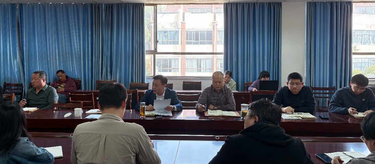 一群人坐在桌子前AI 生成的内容可能不正确。 一群人坐在桌子前AI 生成的内容可能不正确。